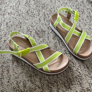 Neon green yellow Lucky Brand flatform strappy sandals size 8